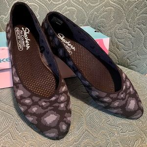 Black Cleo-CLAW-SOME STRETCH FIT Skechers Air-Cooled (Size 10 but fit like 9.5)